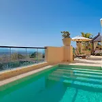 Royal Garden Villas, Luxury 아데제