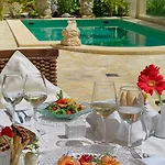 מלון Royal Garden Villas, Luxury אדחה