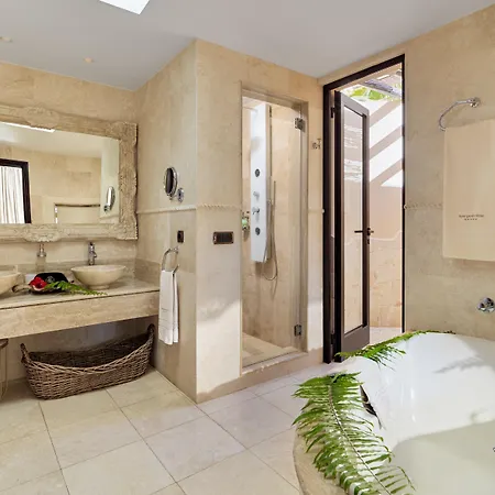 Royal Garden Villas, Luxury 호텔 아데제